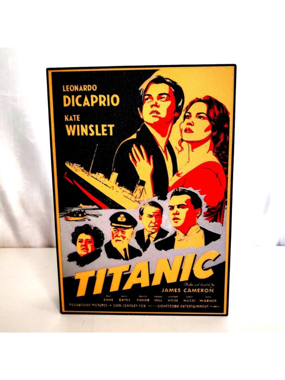 Titanic Movie Poster LED Light Box – Retro Film Decor & USB Powered Sign - Picture 3 of 7